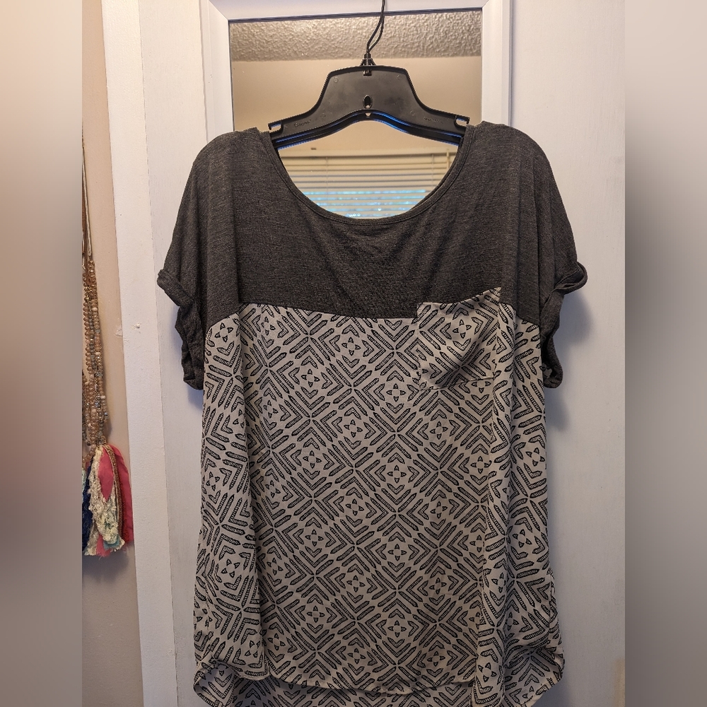 Black and white short sleeved top